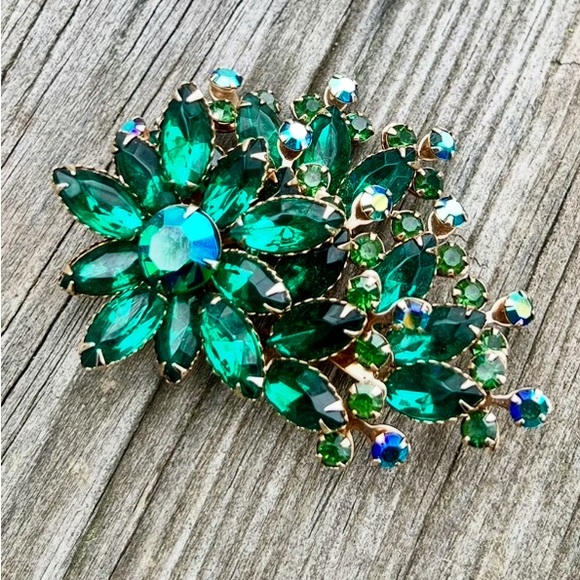 Elegant Green Crystal and AB Stones Brooch - Picture 4 of 10